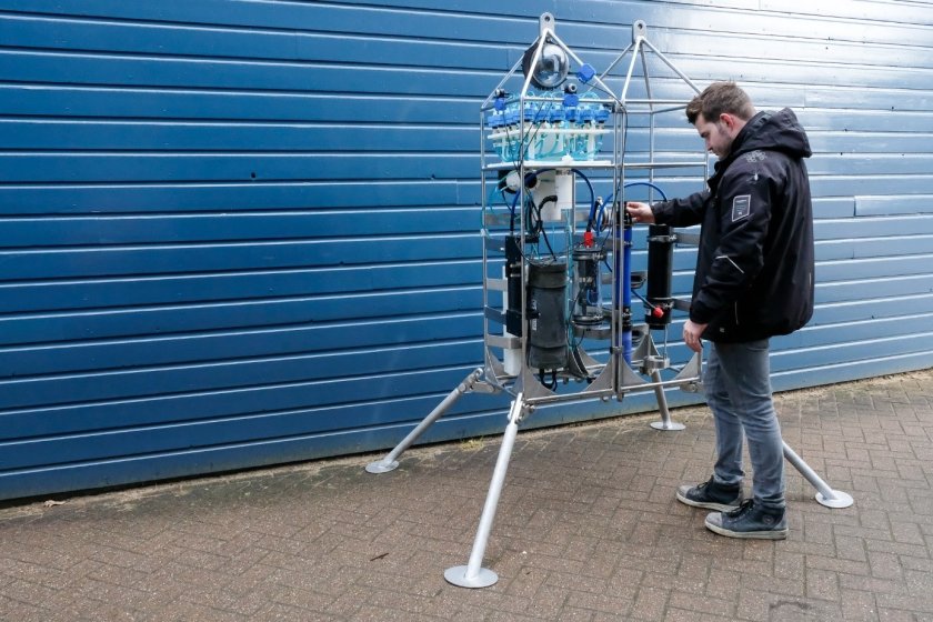 Rick Hendriksen van WTS stelt de vissenmonitor in die hij bouwde. Onderzoekers laten dit apparaat straks naar de zeebodem zakken om vissen te bestuderen. Het apparaat bevat een ingebouwde camera, microfoon en apparatuur dat samples neemt van water met vissenslijm voor DNA-bepalingen. Foto: Marleen den Hartog Rick Hendriksen van WTS stelt de vissenmonitor in die hij bouwde. Onderzoekers laten dit apparaat straks naar de zeebodem zakken om vissen te bestuderen. Het apparaat bevat een ingebouwde camera, microfoon en apparatuur dat samples neemt van water met vissenslijm voor DNA-bepalingen. Foto: Marleen den Hartog