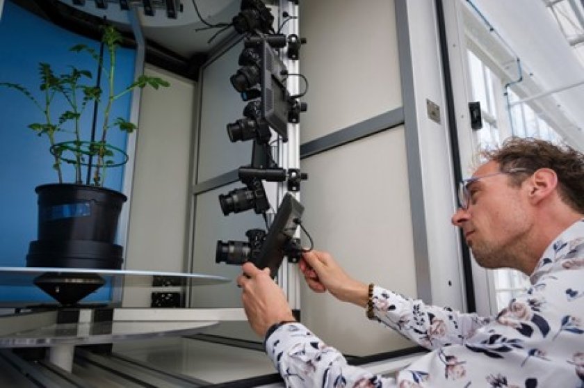 Johan Bucher met zijn plantentijdmachine, gemaakt samen met WTS. Foto: Guy Ackermans Johan Bucher met zijn plantentijdmachine, gemaakt samen met WTS. Foto: Guy Ackermans